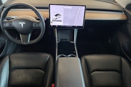 Valkoinen Tesla Model 3 2020 kuva 9.