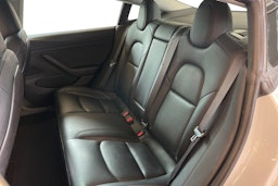 Valkoinen Tesla Model 3 2020 kuva 10.