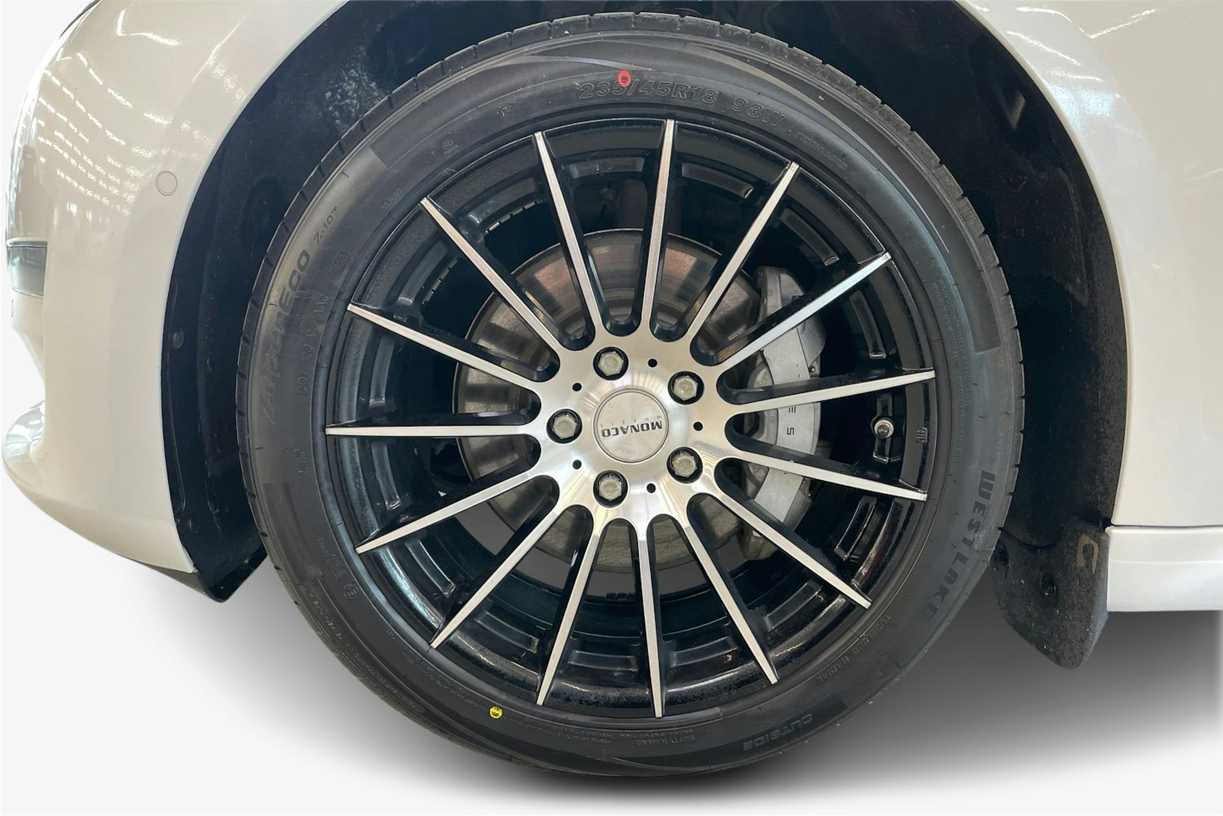 Valkoinen Tesla Model 3 2020 kuva 11.
