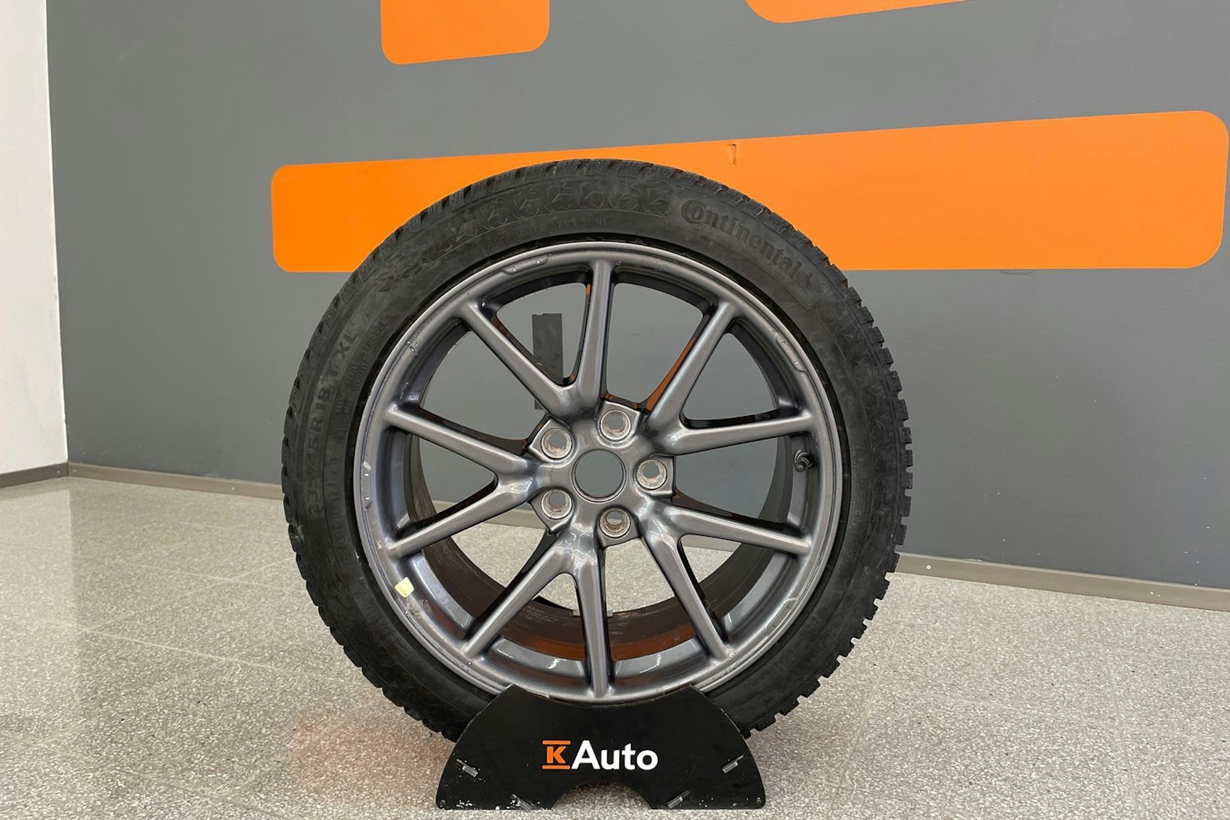 Valkoinen Tesla Model 3 2020 kuva 13.
