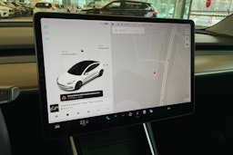 Valkoinen Tesla Model 3 2020 kuva 16.