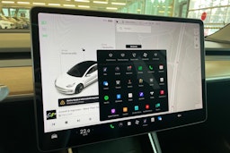 Valkoinen Tesla Model 3 2020 kuva 17.
