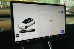 Valkoinen Tesla Model 3 2020 kuva 18.
