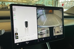 Valkoinen Tesla Model 3 2020 kuva 19.