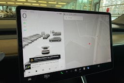 Valkoinen Tesla Model 3 2020 kuva 20.
