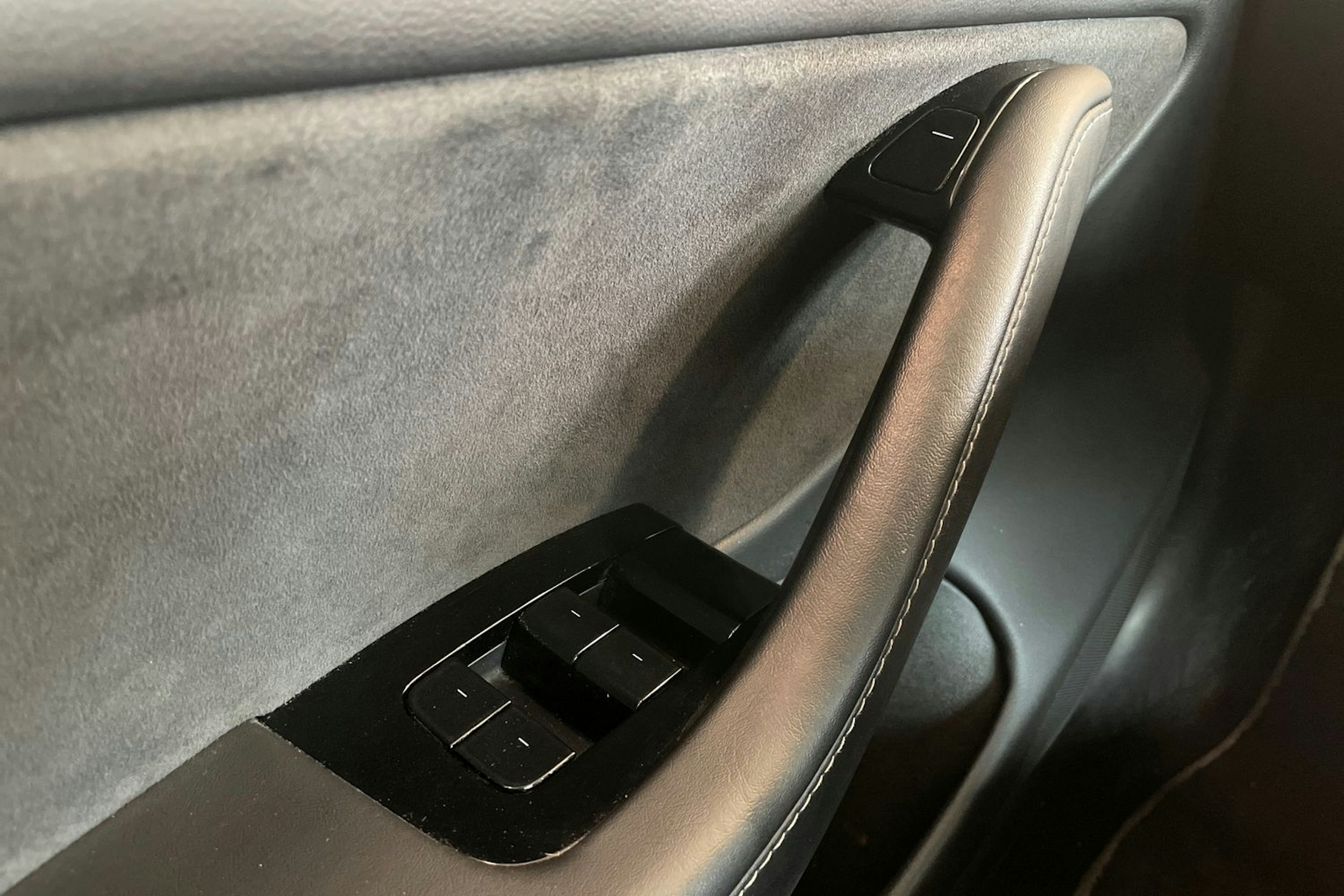 Valkoinen Tesla Model 3 2020 kuva 22.