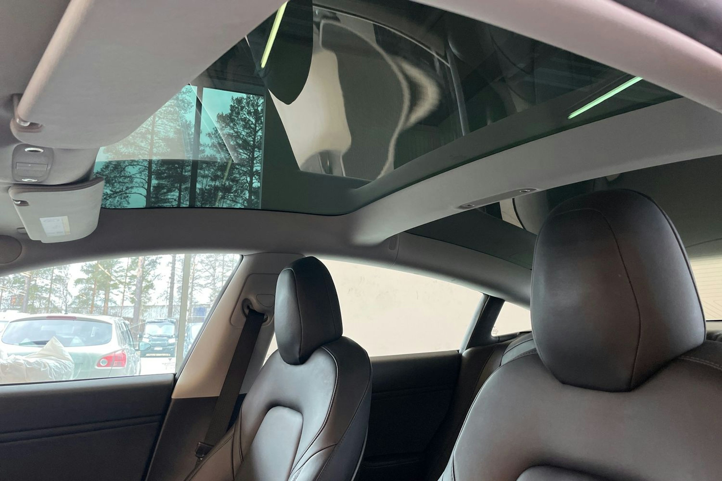 Valkoinen Tesla Model 3 2020 kuva 24.