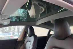 Valkoinen Tesla Model 3 2020 kuva 24.