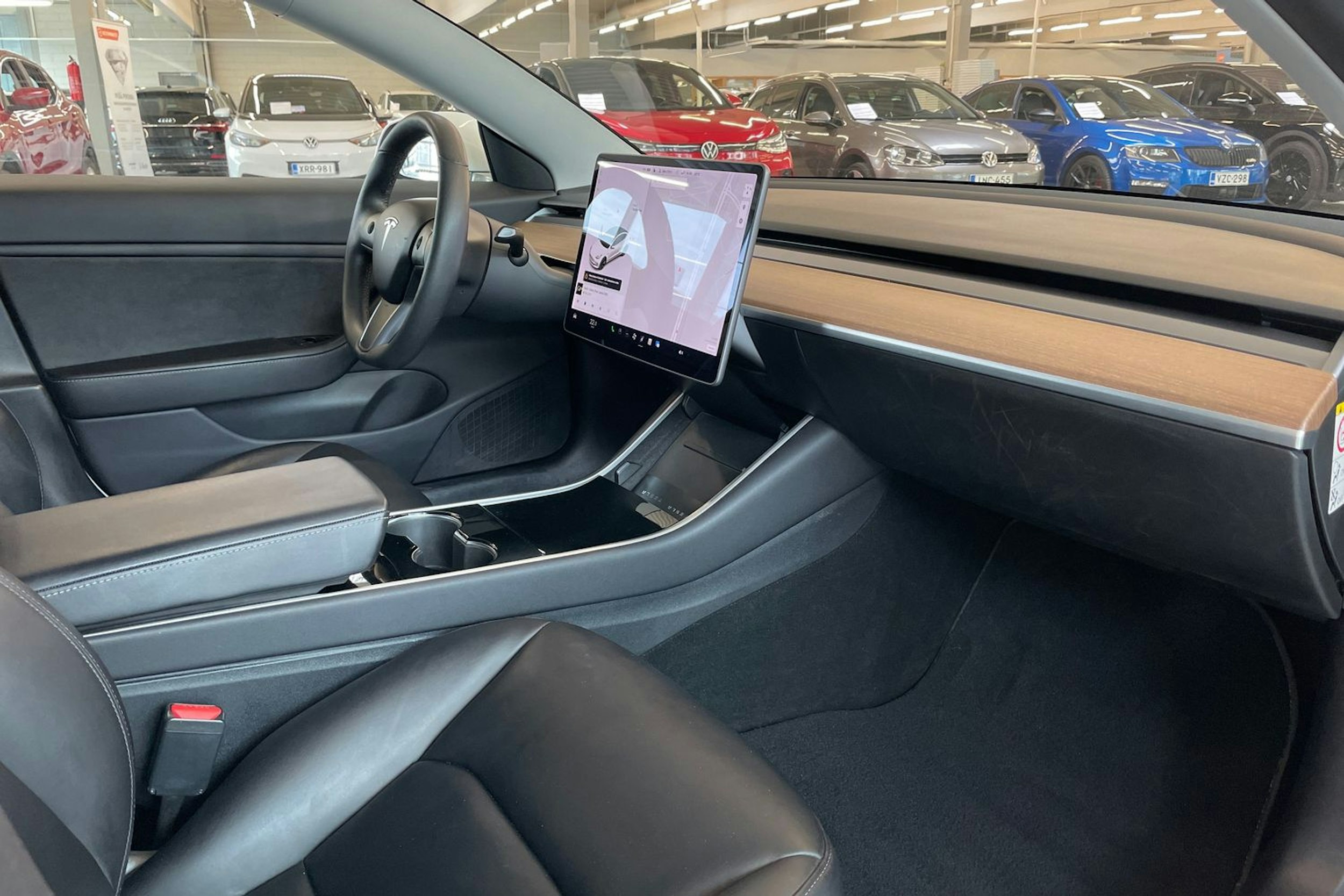 Valkoinen Tesla Model 3 2020 kuva 25.