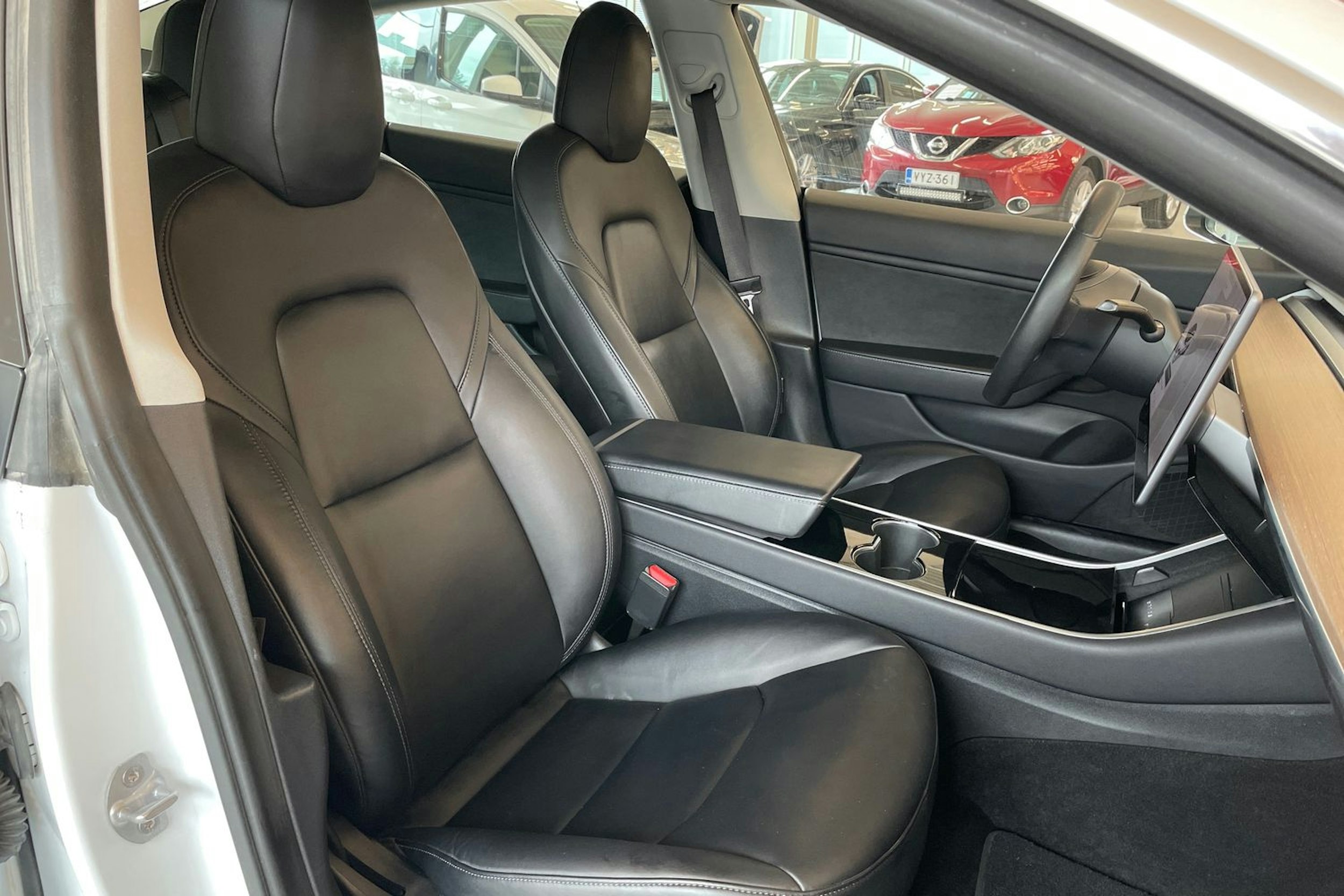 Valkoinen Tesla Model 3 2020 kuva 26.