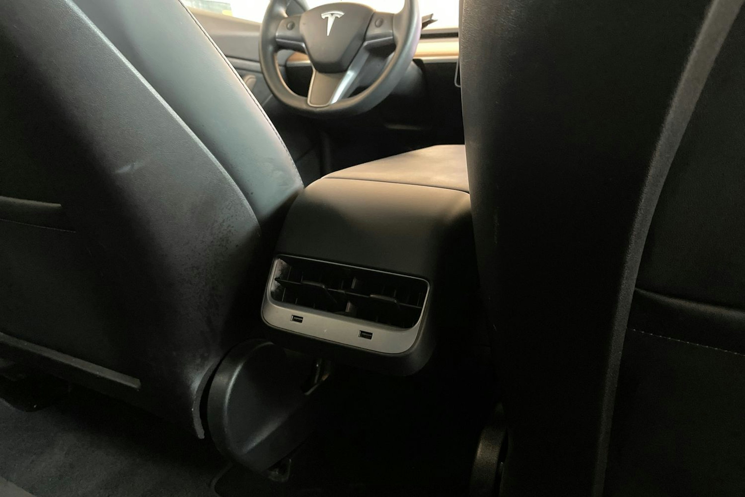 Valkoinen Tesla Model 3 2020 kuva 27.