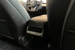 Valkoinen Tesla Model 3 2020 kuva 27.