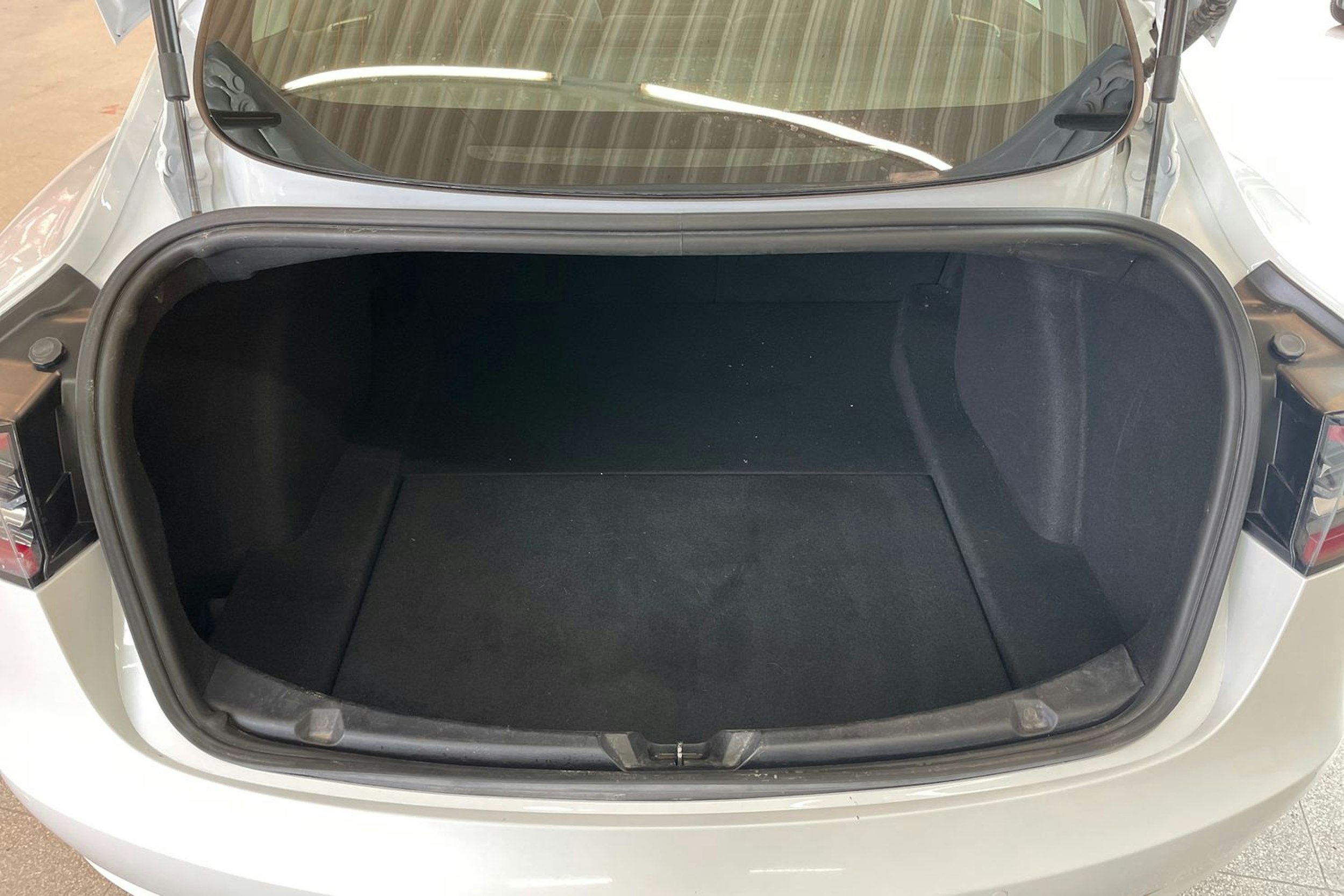 Valkoinen Tesla Model 3 2020 kuva 28.