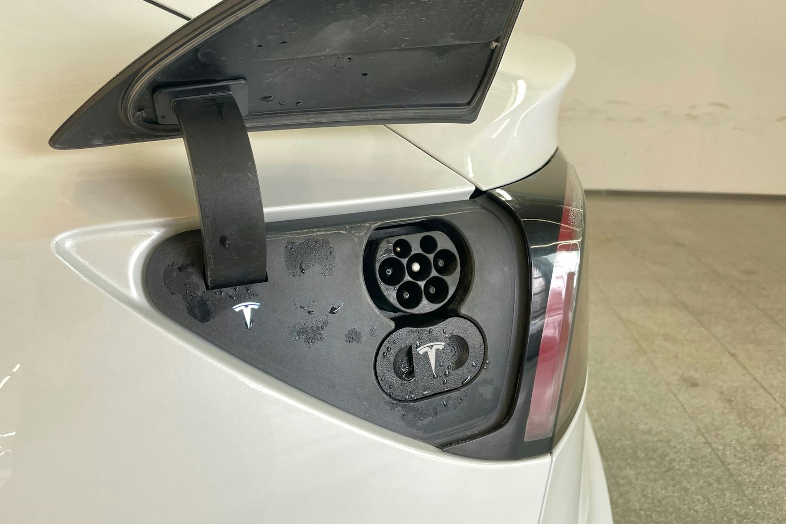 Valkoinen Tesla Model 3 2020 kuva 29.