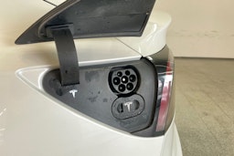 Valkoinen Tesla Model 3 2020 kuva 29.