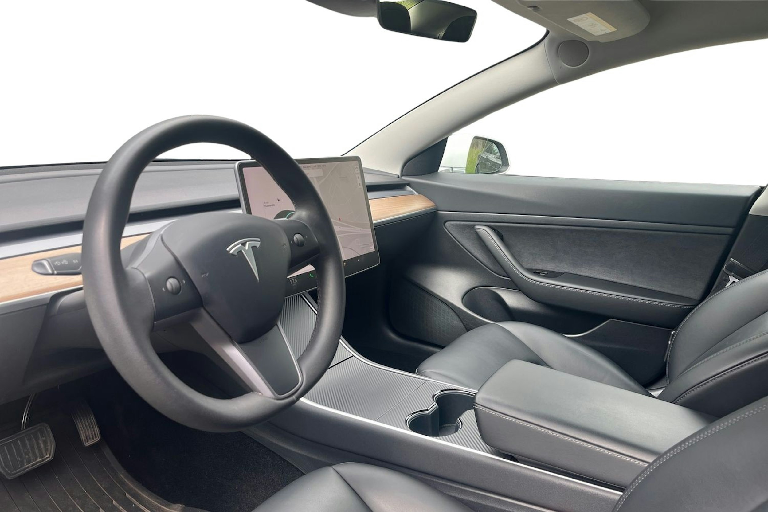 valkoinen Tesla Model 3 2020 kuva 3.