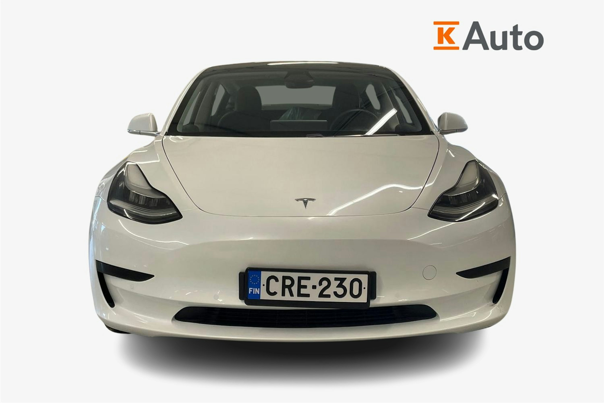 valkoinen Tesla Model 3 2020 kuva 5.