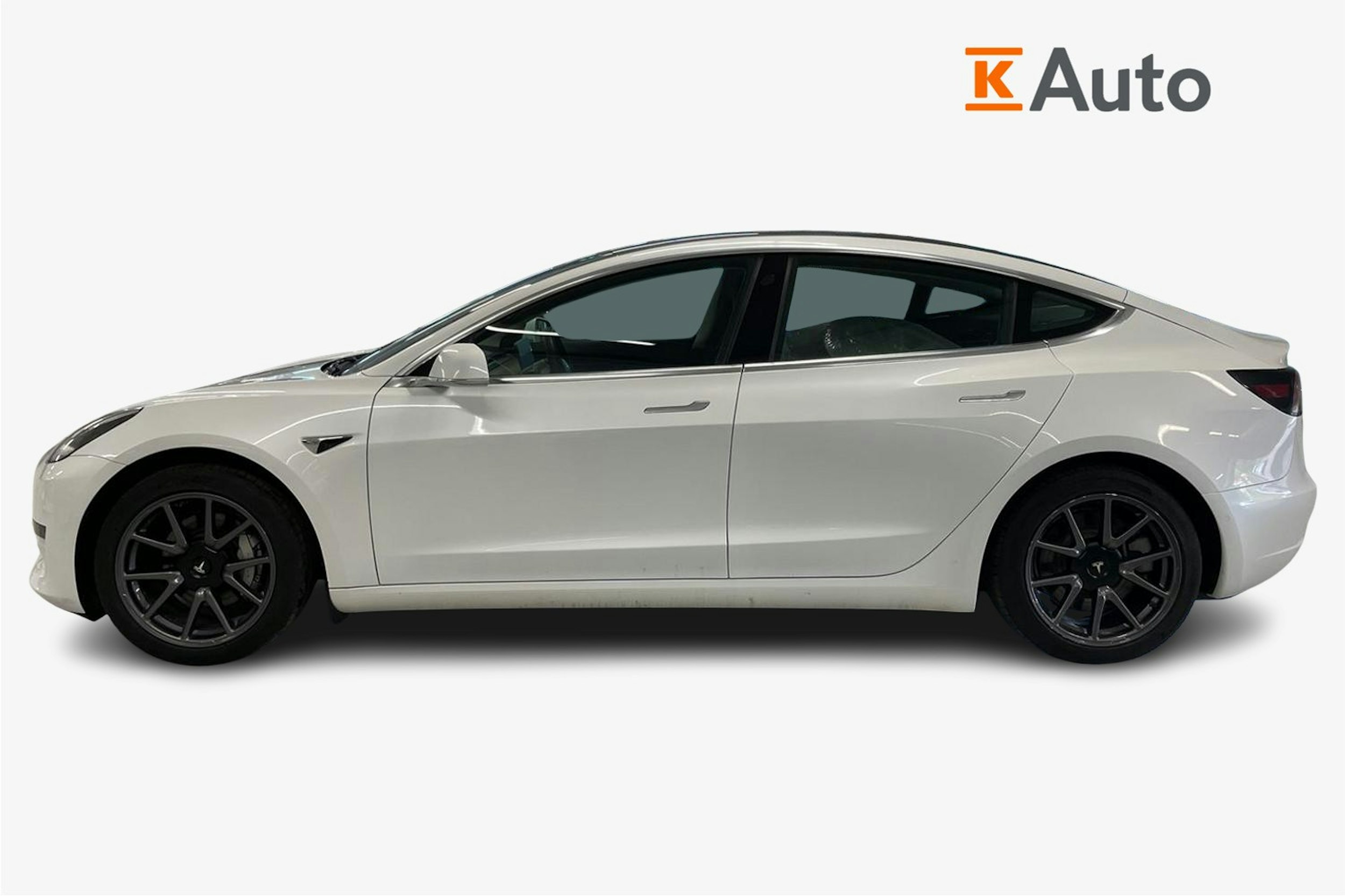 valkoinen Tesla Model 3 2020 kuva 6.