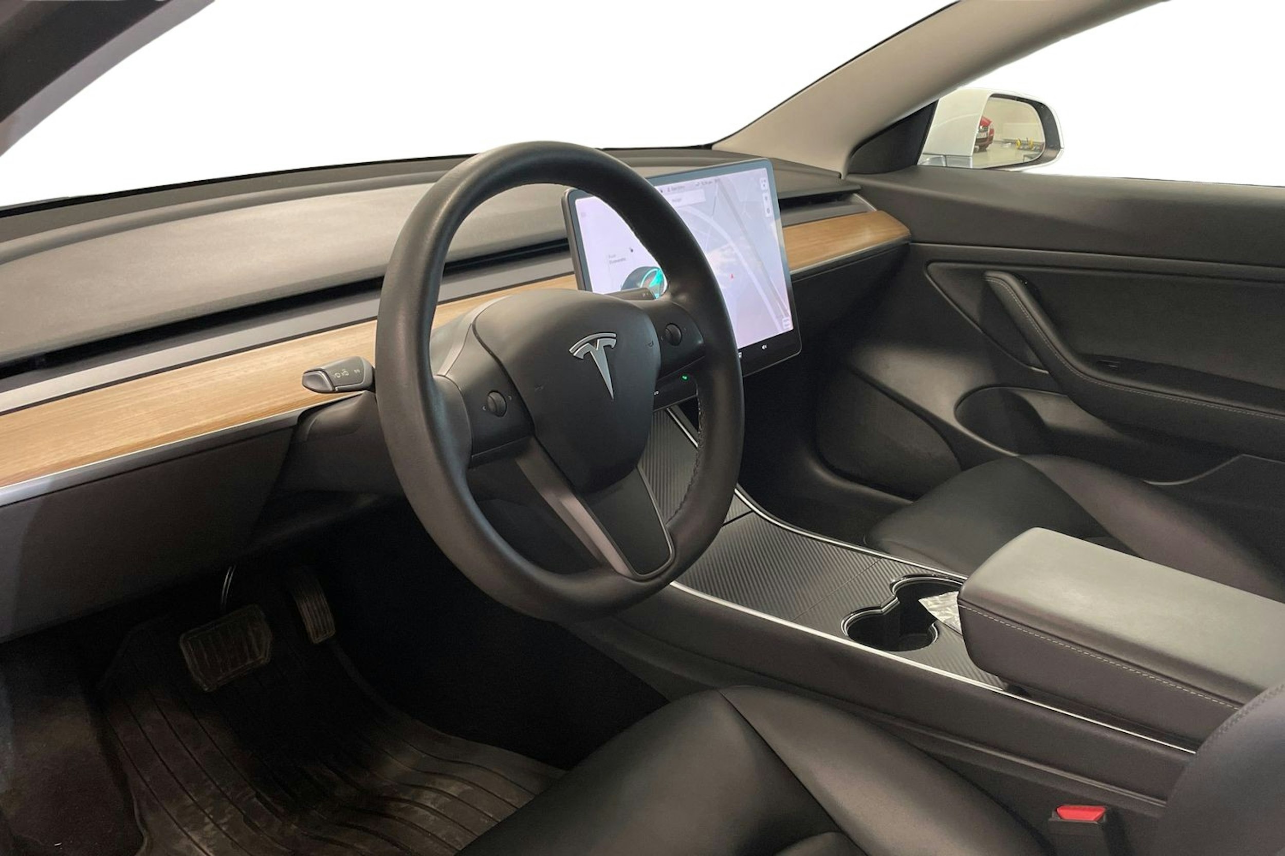 valkoinen Tesla Model 3 2020 kuva 7.