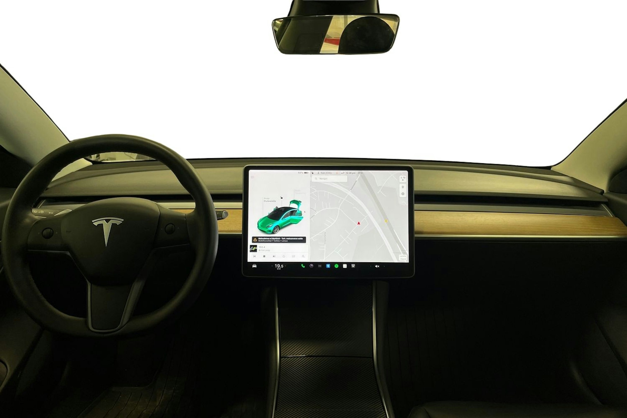 valkoinen Tesla Model 3 2020 kuva 9.