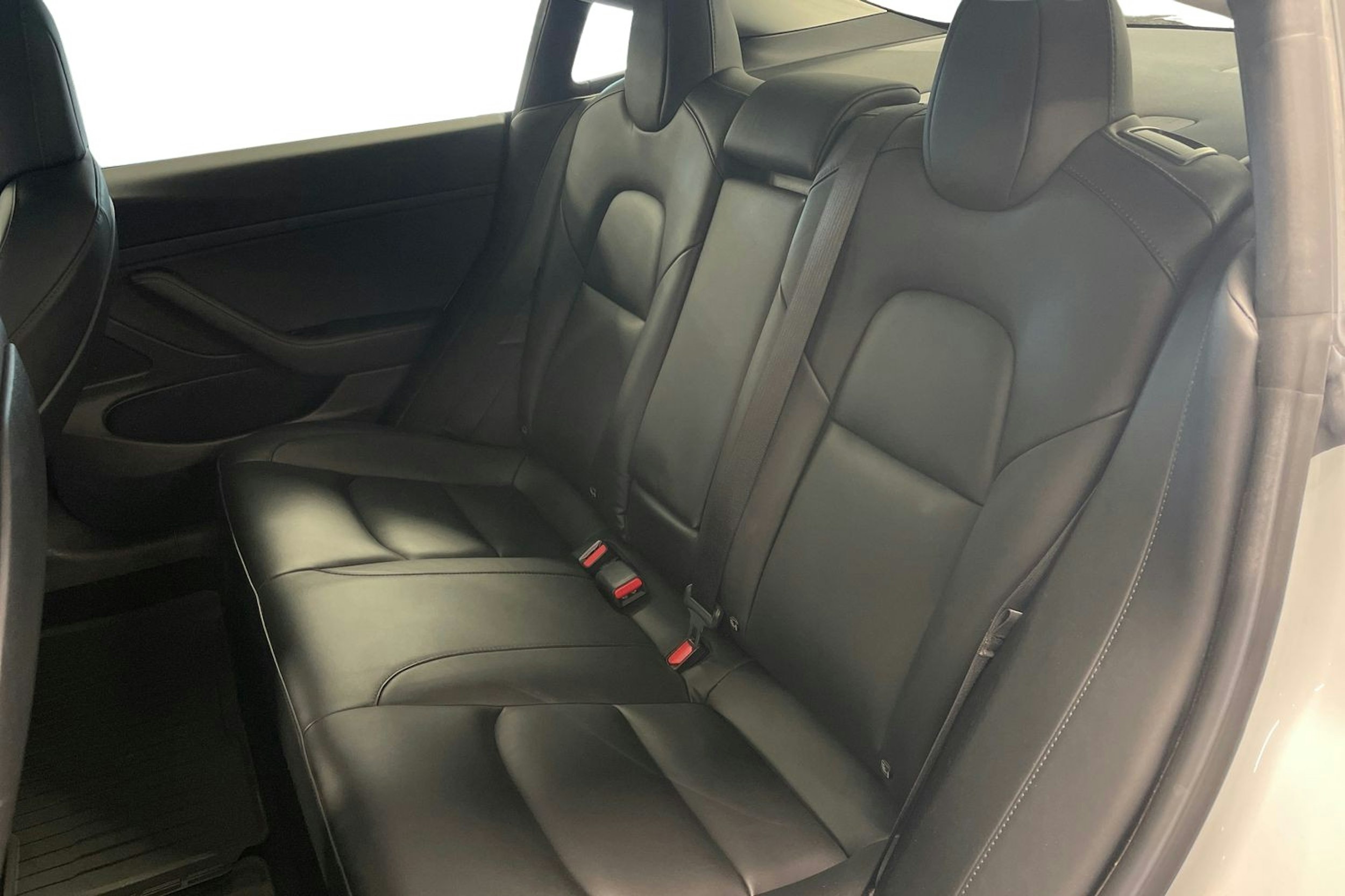 valkoinen Tesla Model 3 2020 kuva 10.