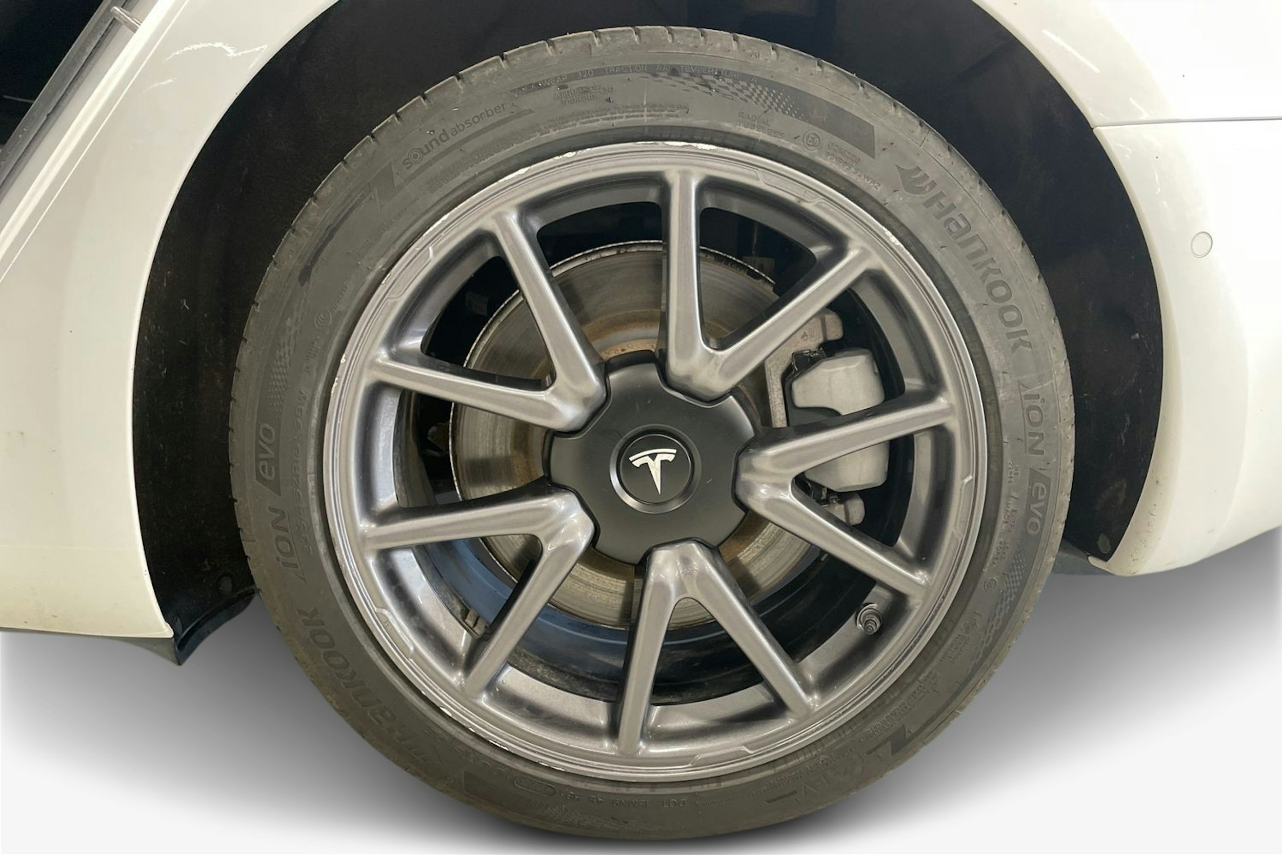 valkoinen Tesla Model 3 2020 kuva 11.