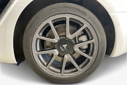 valkoinen Tesla Model 3 2020 kuva 11.