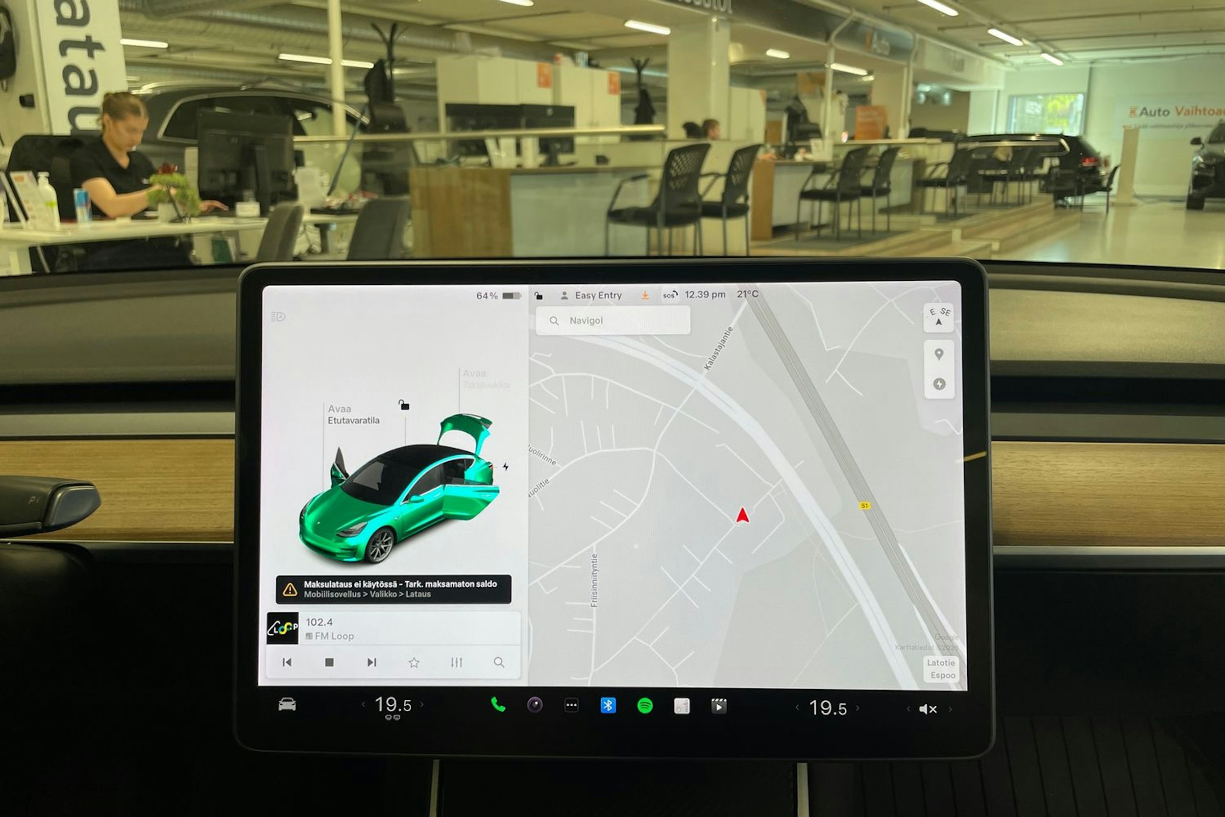 valkoinen Tesla Model 3 2020 kuva 14.