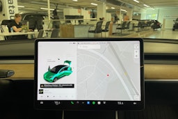 valkoinen Tesla Model 3 2020 kuva 14.