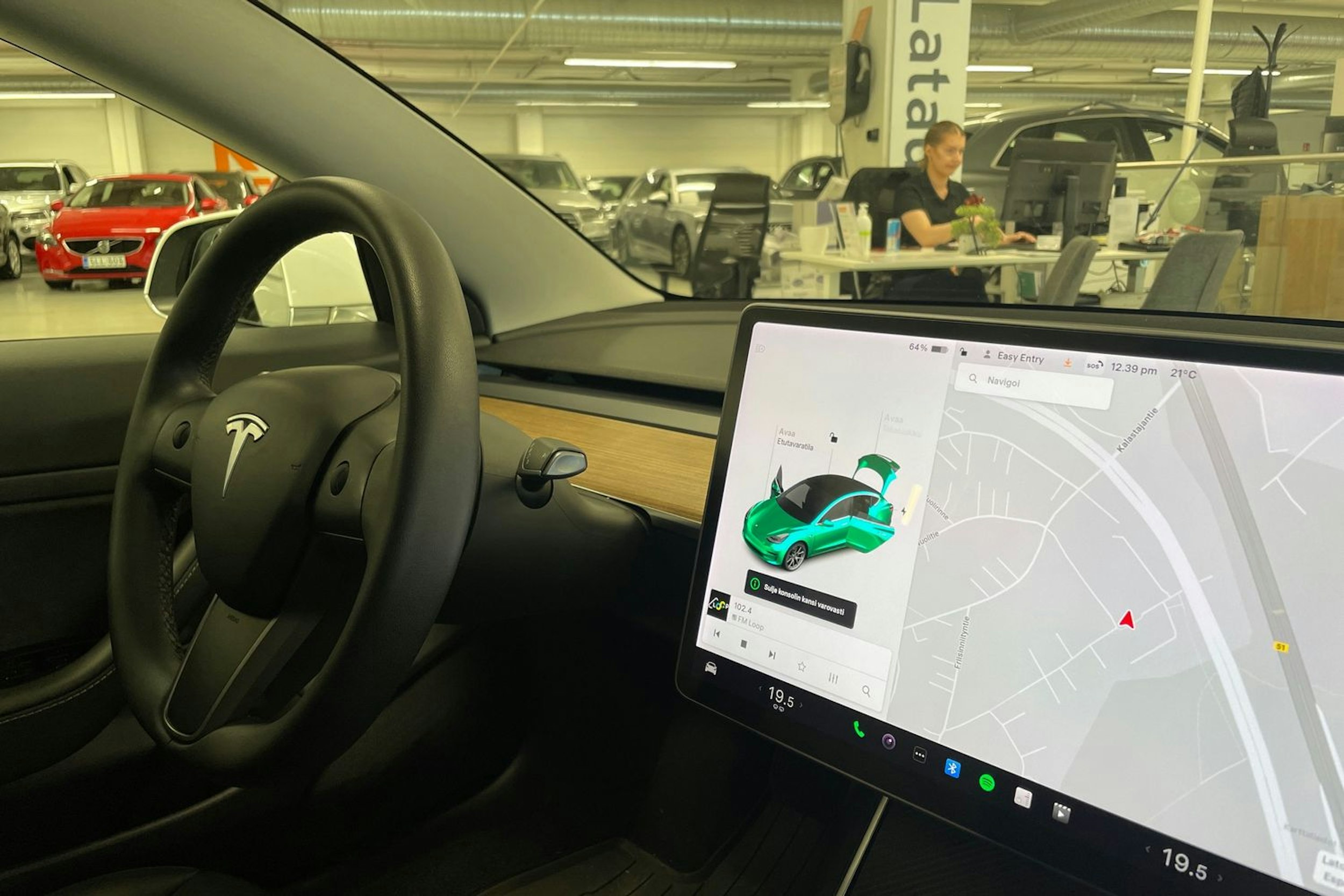 valkoinen Tesla Model 3 2020 kuva 15.