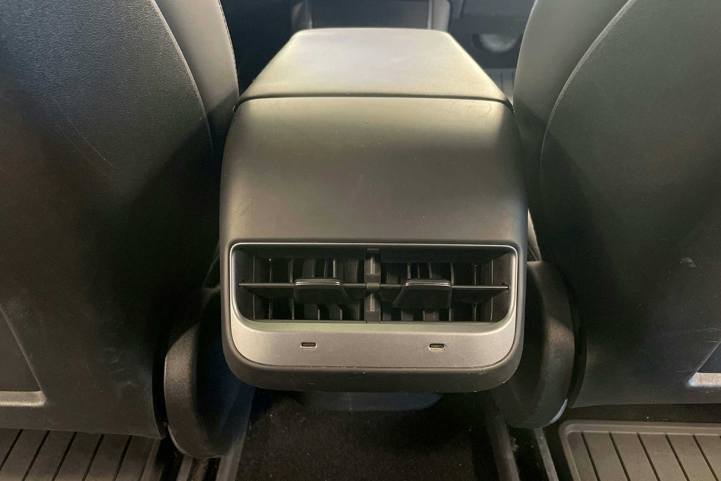 valkoinen Tesla Model 3 2020 kuva 16.