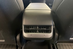 valkoinen Tesla Model 3 2020 kuva 16.