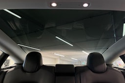 valkoinen Tesla Model 3 2020 kuva 19.