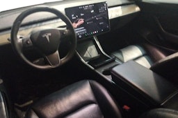 valkoinen Tesla Model 3 2020 kuva 3.