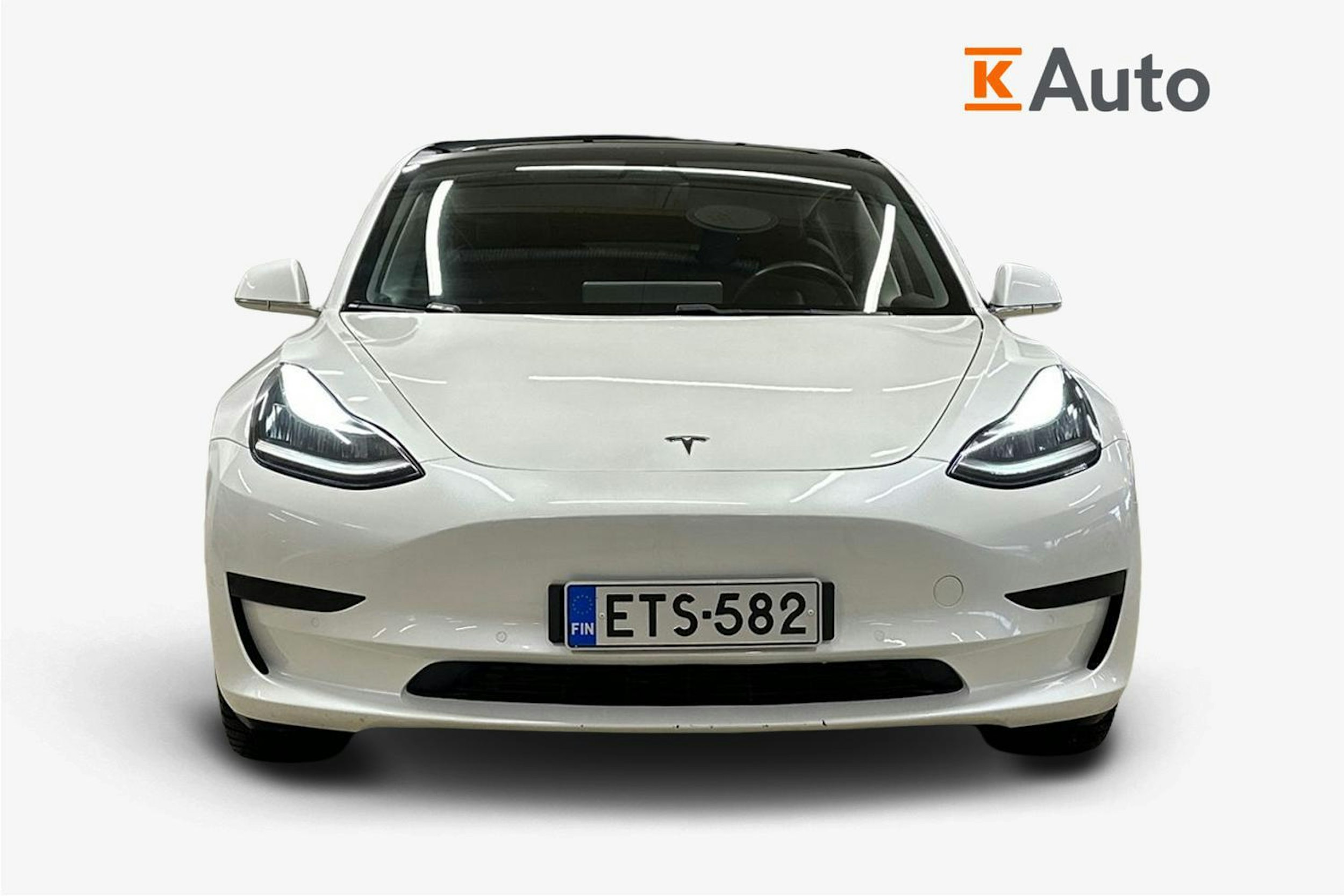 valkoinen Tesla Model 3 2020 kuva 5.