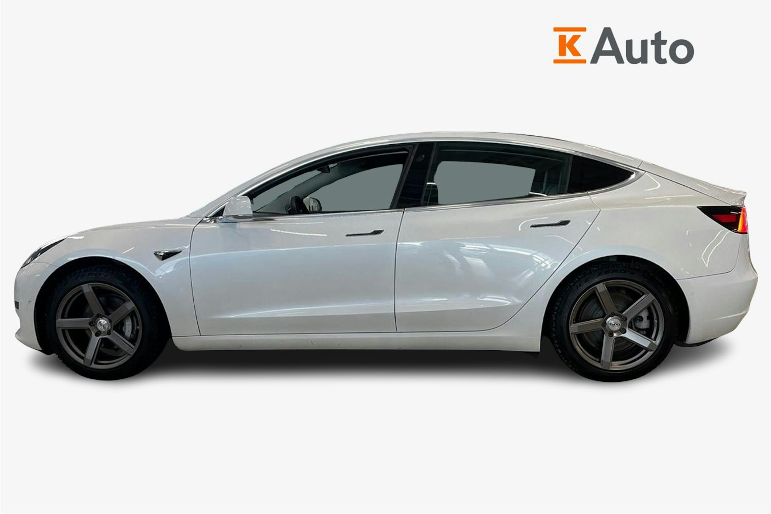 valkoinen Tesla Model 3 2020 kuva 6.