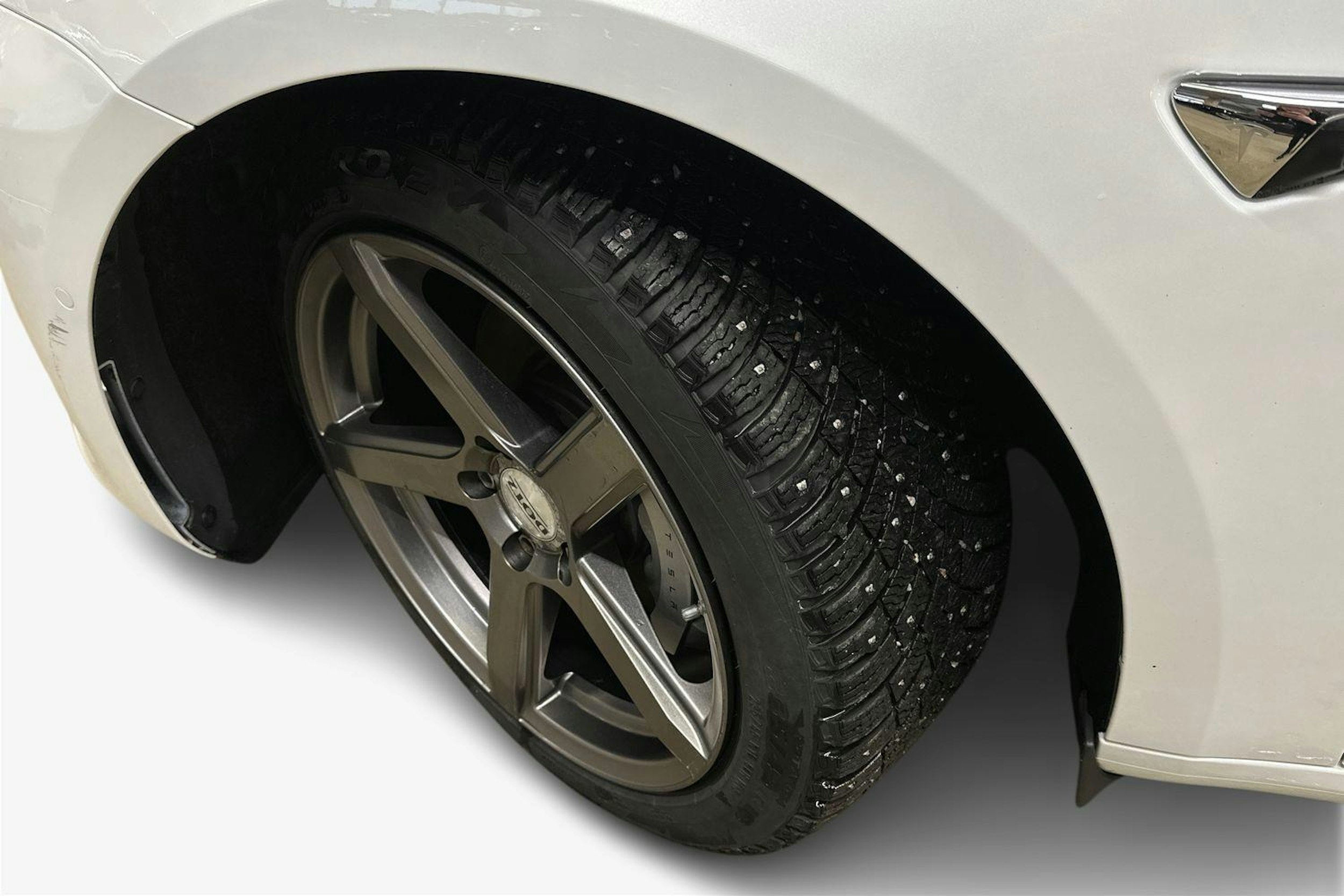 valkoinen Tesla Model 3 2020 kuva 7.