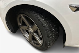 valkoinen Tesla Model 3 2020 kuva 7.