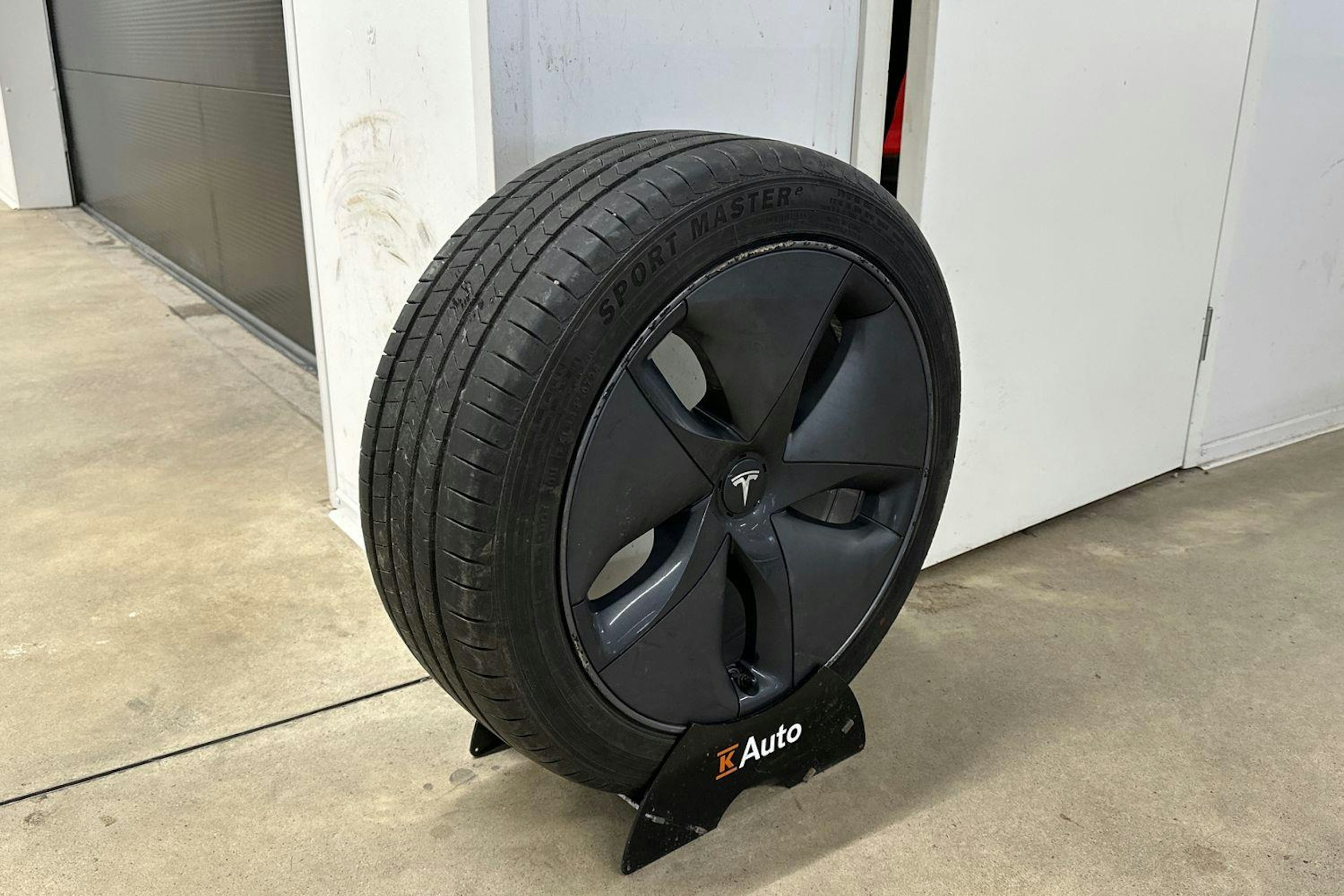 valkoinen Tesla Model 3 2020 kuva 8.