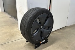 valkoinen Tesla Model 3 2020 kuva 8.