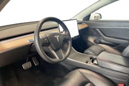 valkoinen Tesla Model 3 2020 kuva 10.