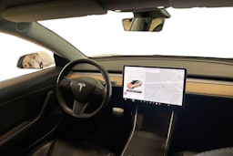 valkoinen Tesla Model 3 2020 kuva 11.