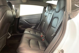 valkoinen Tesla Model 3 2020 kuva 12.