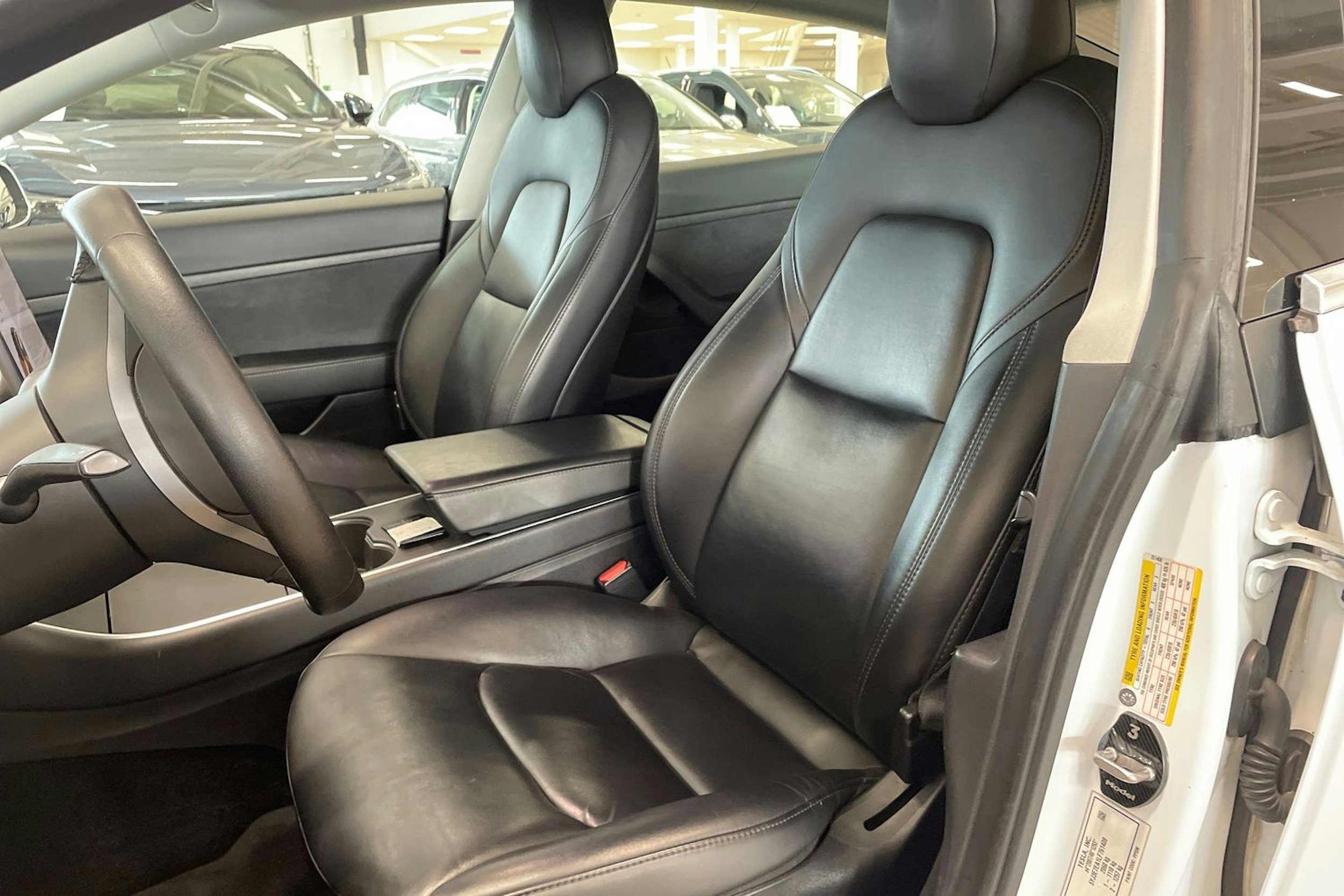 valkoinen Tesla Model 3 2020 kuva 14.