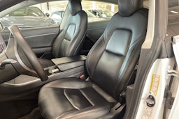 valkoinen Tesla Model 3 2020 kuva 14.