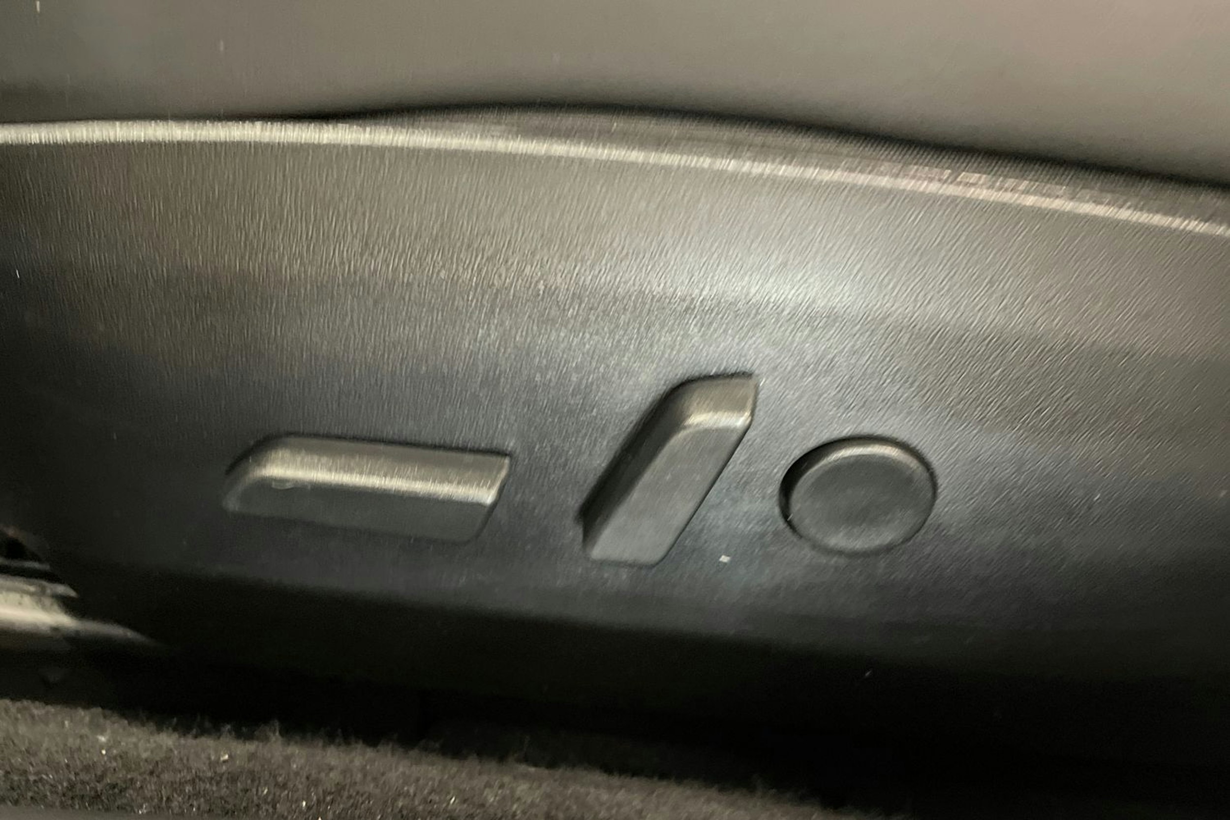 valkoinen Tesla Model 3 2020 kuva 15.