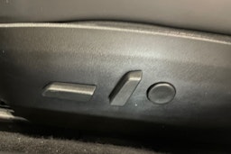 valkoinen Tesla Model 3 2020 kuva 15.