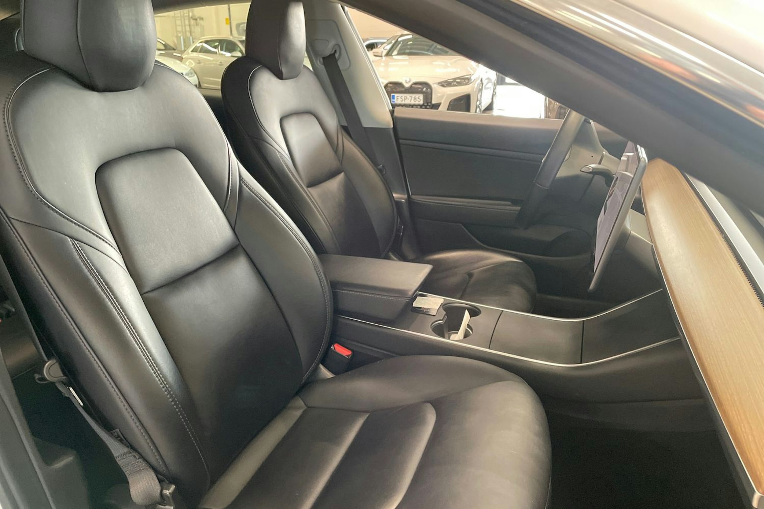 valkoinen Tesla Model 3 2020 kuva 16.