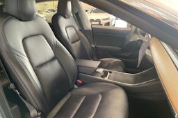 valkoinen Tesla Model 3 2020 kuva 16.