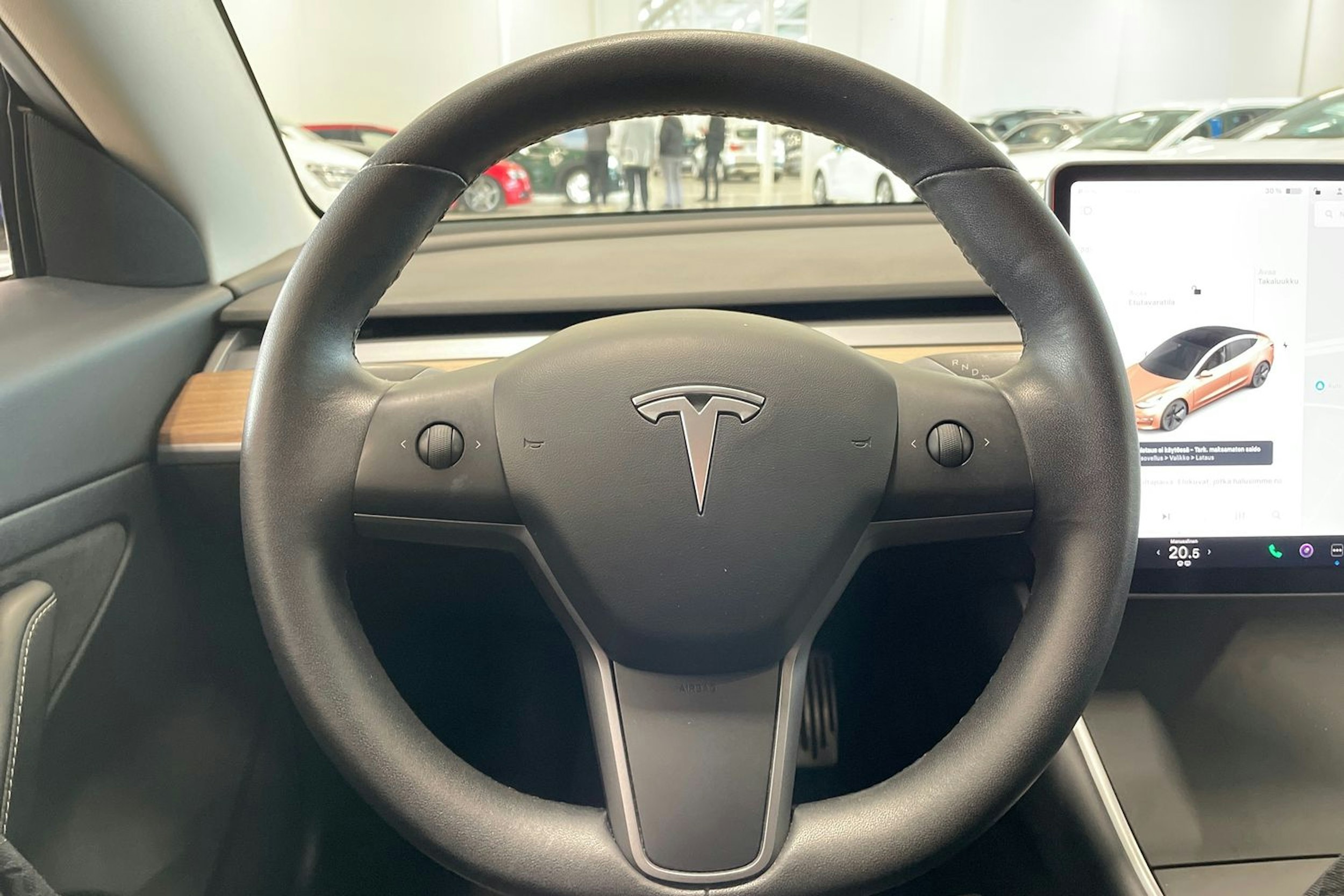 valkoinen Tesla Model 3 2020 kuva 17.
